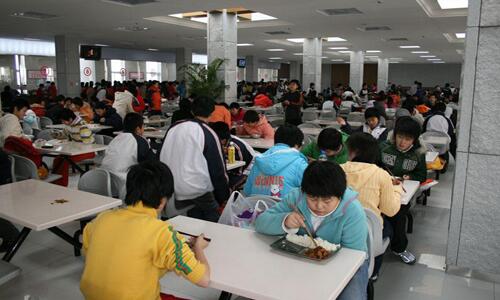 廣東三部門聯合發文嚴禁學校食堂分包轉包，每餐須有校方人員陪餐